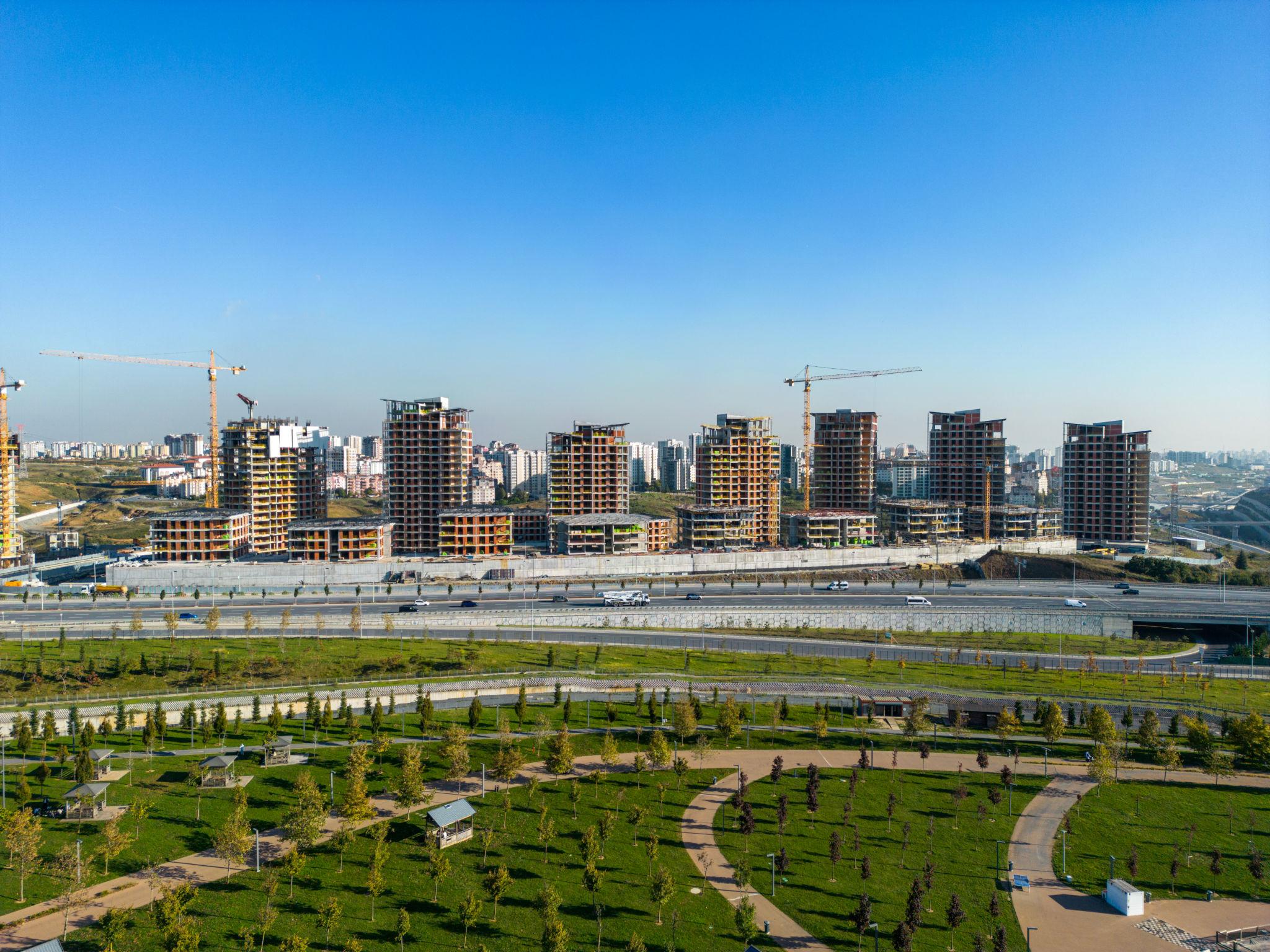 Why Multifamily Investing Outperforms REITs in Volatile Markets